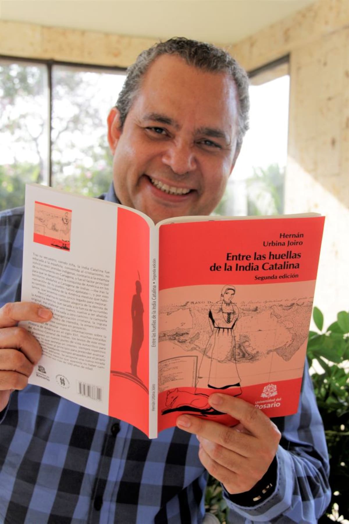 El historiador Hernán Urbina Joiro, con la nueva edición de su libro. Maruja Parra