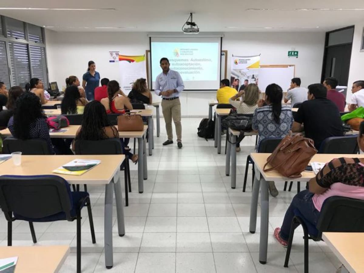 Daniel Vargas Díaz, director de la Oficina Juventud de la Gobernación junto a los jóvenes beneficiarios del diplomado. Cortesía.