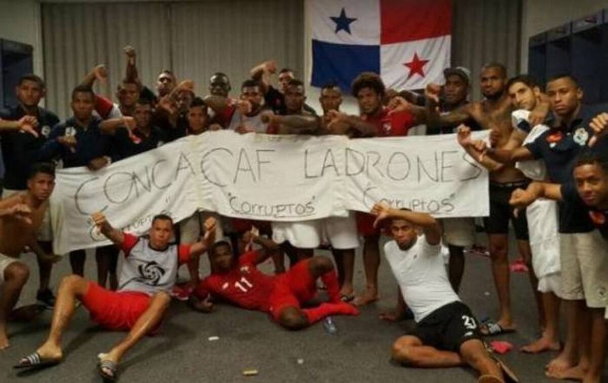 La selección de Panamá muestra un cartel con el mensaje "Concacaf Ladrones Corruptos", tras caer derrotados en polémico partido ante su similar de México. COLPRENSA