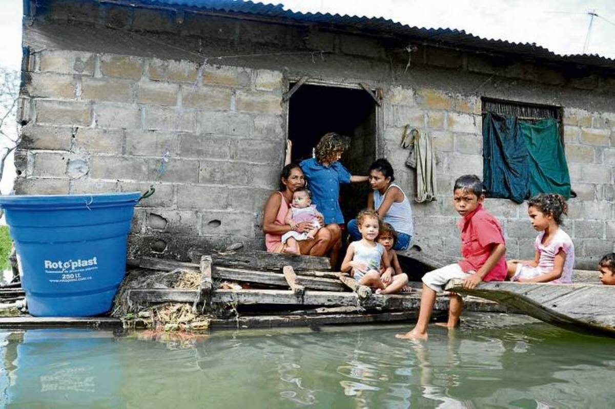 La familia de Jaime Correa, observa la luz de la vida sumergida en el agua.