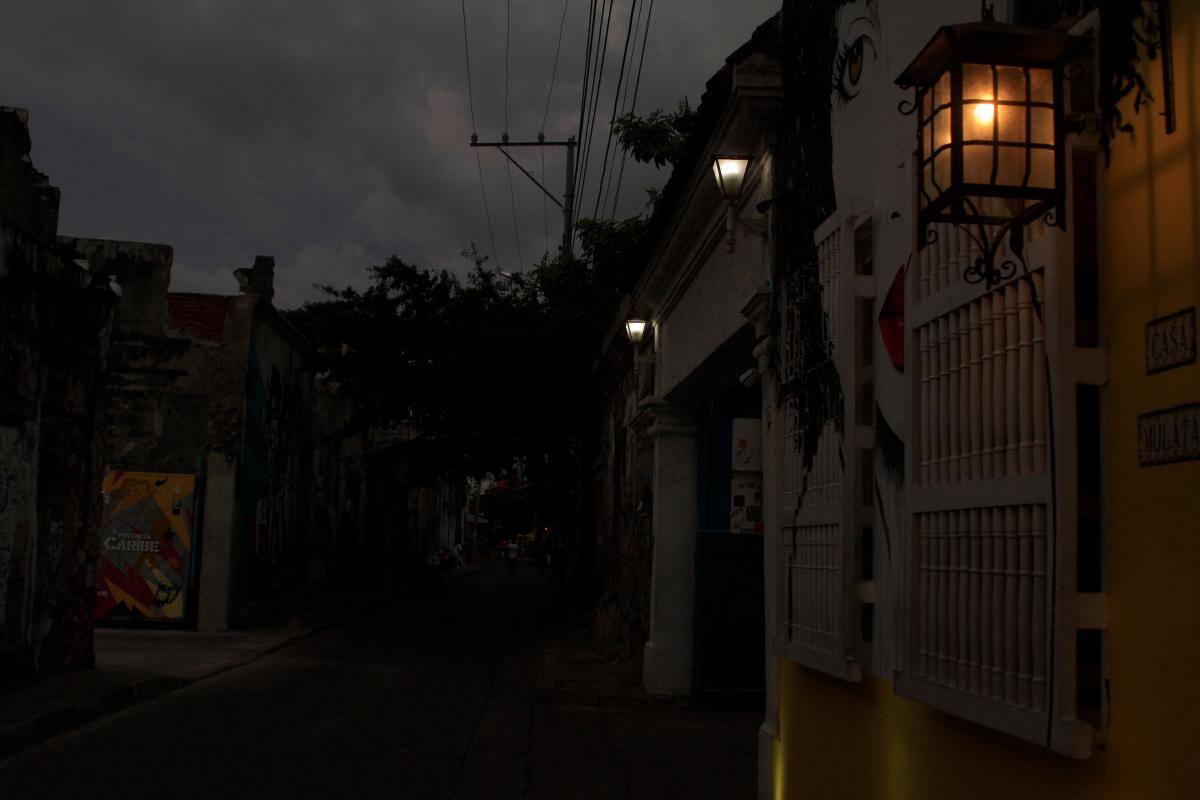 En diferentes sectores del barrio la falta de luz causa inseguridad y zozobra. // Oscar Díaz - El Universal.