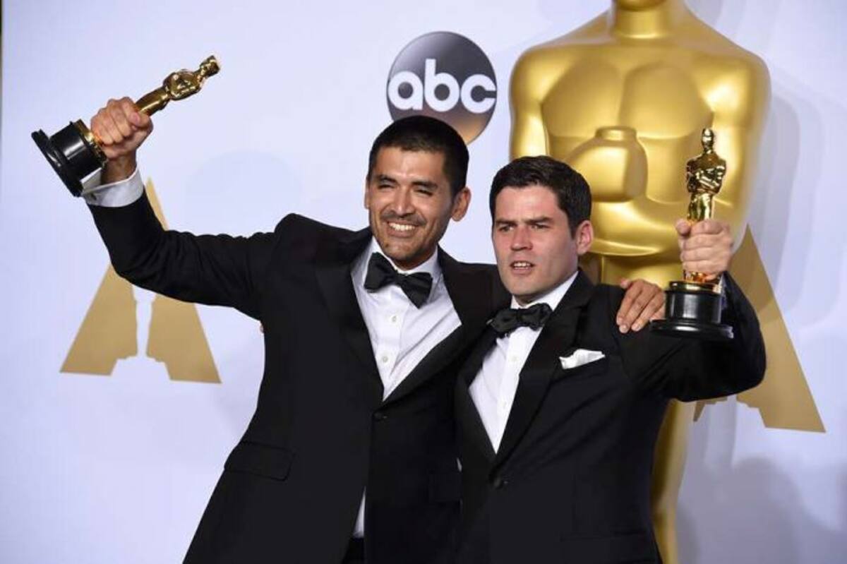 El director Gabriel Osorio Vargas y el productor Pato Escala del cortometraje animado chileno “Historia de un oso” (“Bear Story”) posan en la sala de prensa de los Oscar en el Teatro Dolby en Los Angeles. AP
