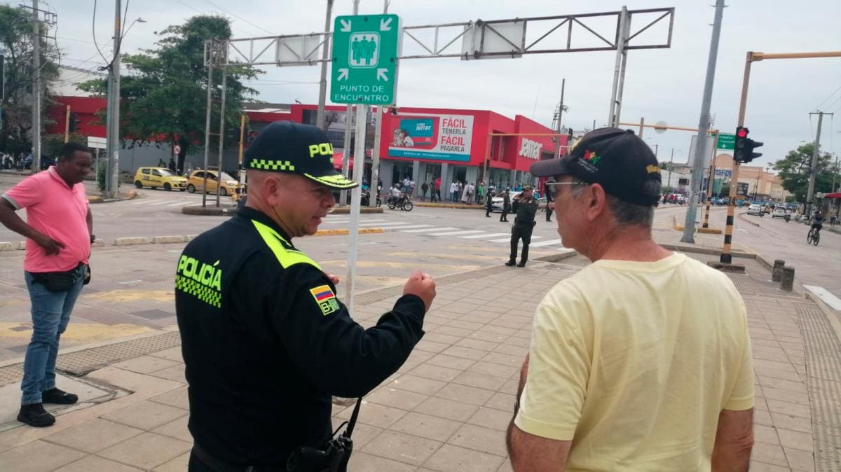 Alcalde William Dau junto al General de la Policía Metropolitana de Cartagena, Nicolás Zapata, al pie de la protesta. Foto: Cortesía