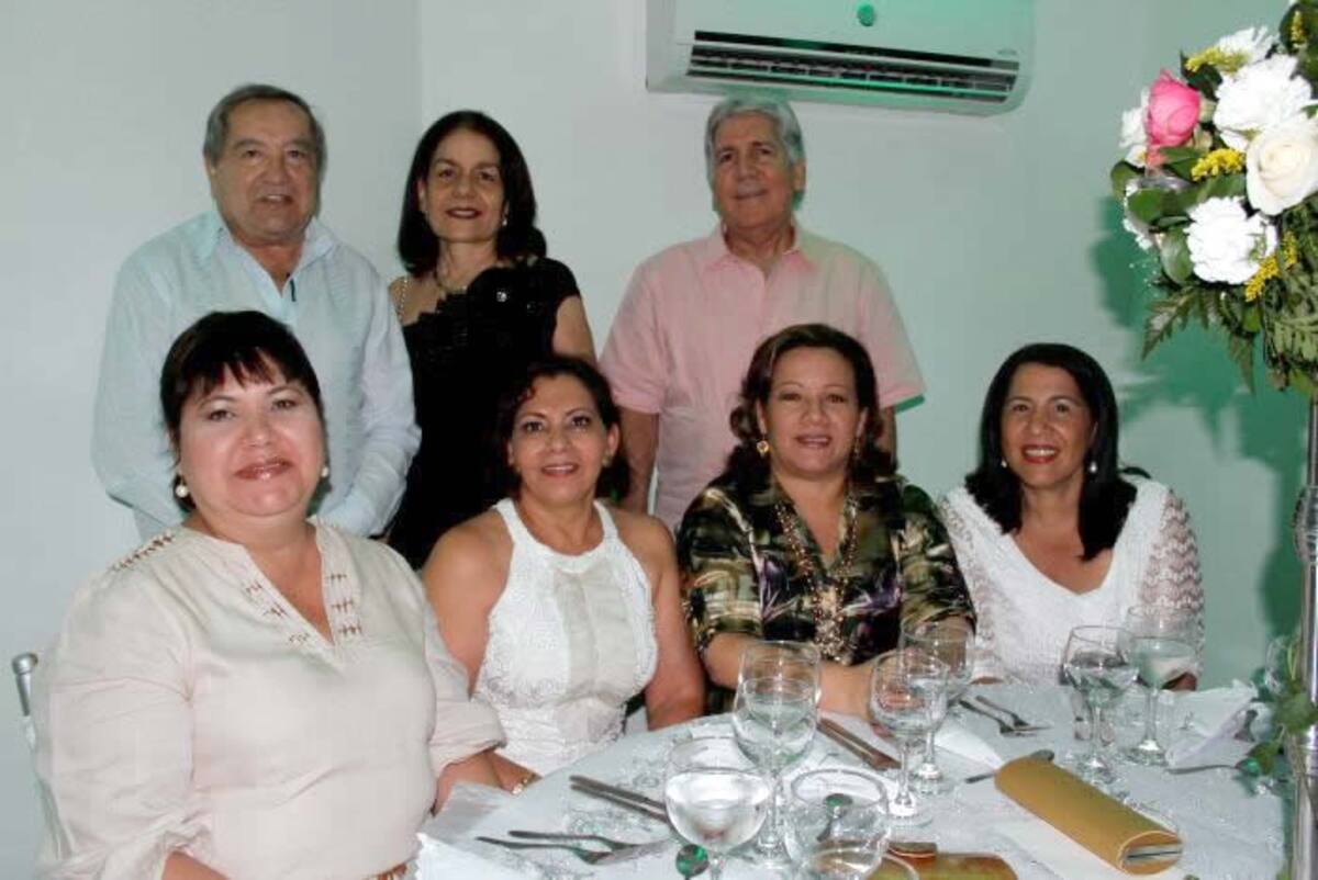 De pie: Miguel Guerra, Magona Román y álvaro Llamas; sentadas: Nancy Blanco, Margarita Márquez, María Bettín y Delia Martelo.