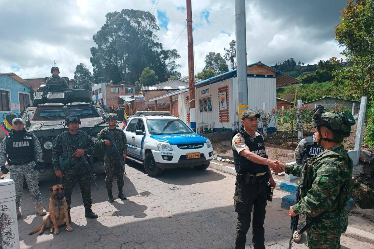 Colombia despliega cerca de 180 militares en la frontera con Ecuador