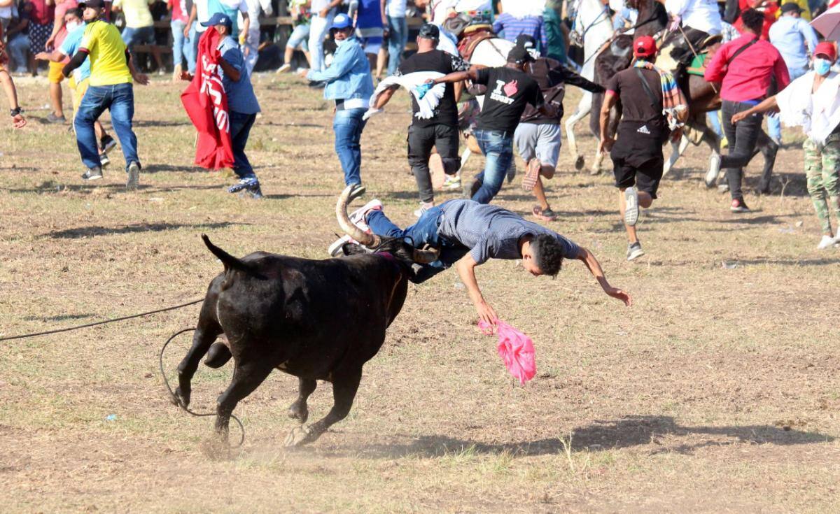 Manteros, banderilleros y aficionados corren al ver la bravura del toro. // Manuel Santiago Pérez.