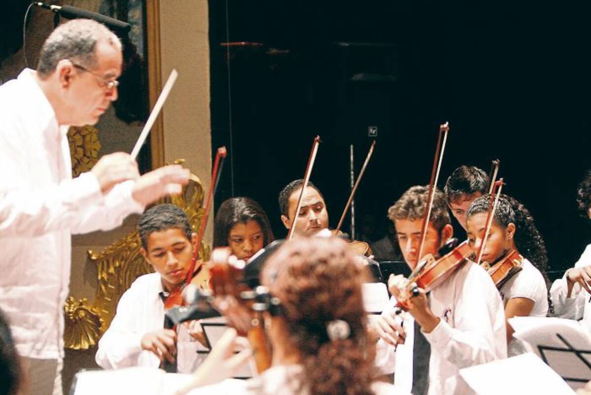 Edgar Avilán Cáceres dirige la Orquesta Filarmónica de Comfenalco. ARCHIVO