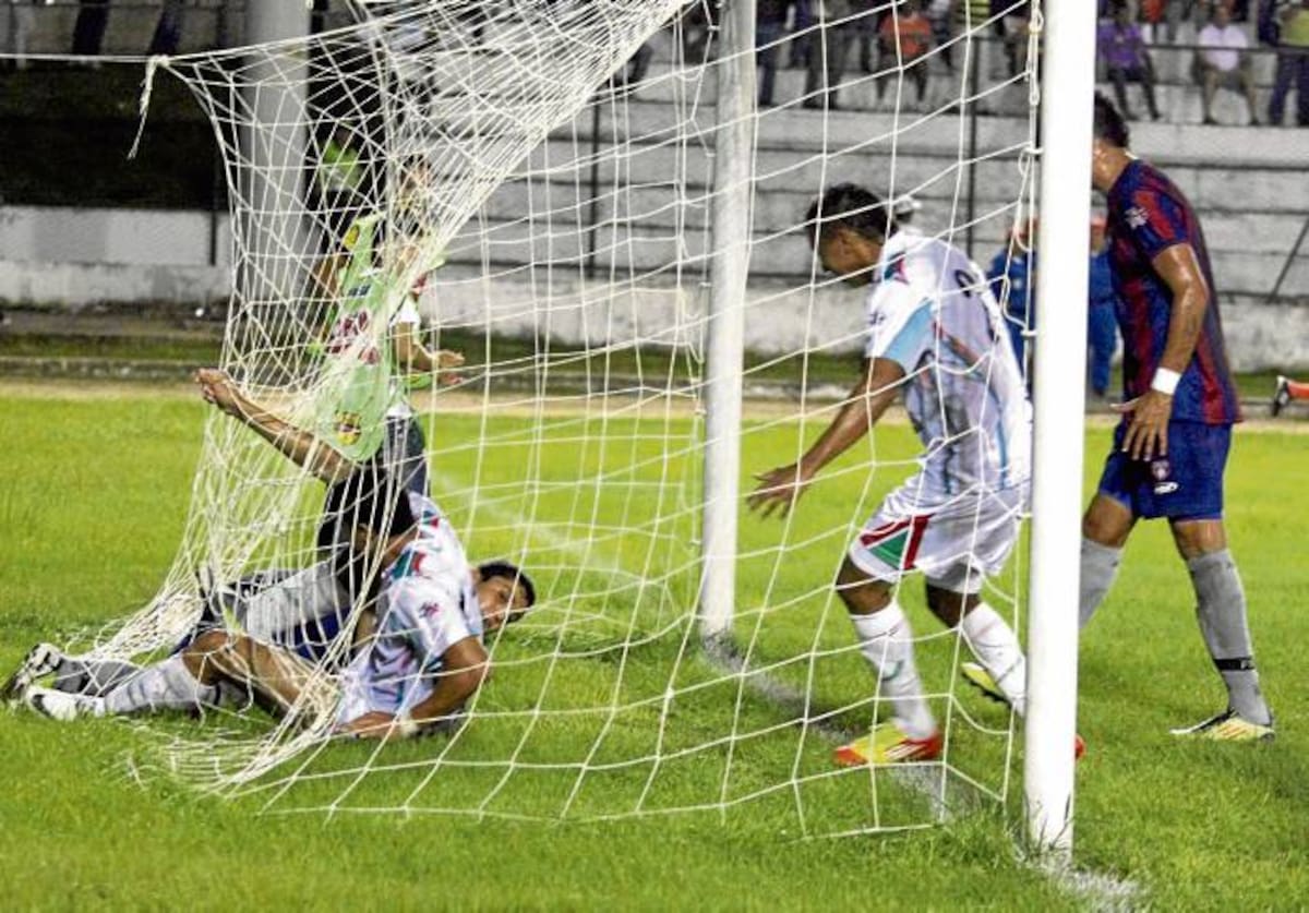El atacante Luis Miguel Arango Gómez, de Sucre F.C., entró con todo y balón a la red de Unión Magdalena. FOTO/MANUEL SANTIAGO PÉREZ.