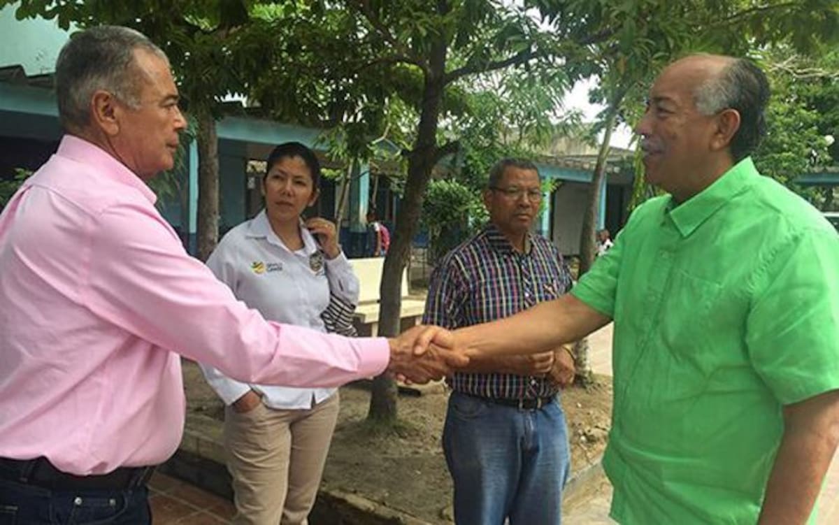 El secretario de Infraestructura, Wilson Herrera, y el secretario de Educación, Germán Sierra, visitaron la institución educativa San Felipe Neri y se entrevistaron el rector Jorge Acevedo Correa para explicarle el avance del proyecto. Cortesía