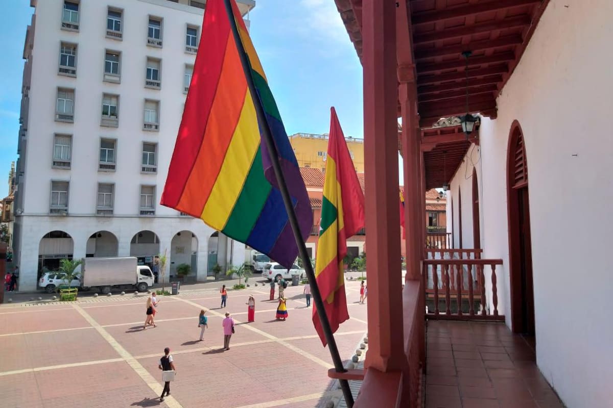 La bandera de la diversidad se izó en la Alcaldía en el Día del Orgullo Gay