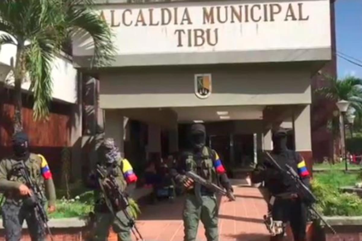 Disidencias de las Farc graban video frente a la Alcaldía de Tibú
