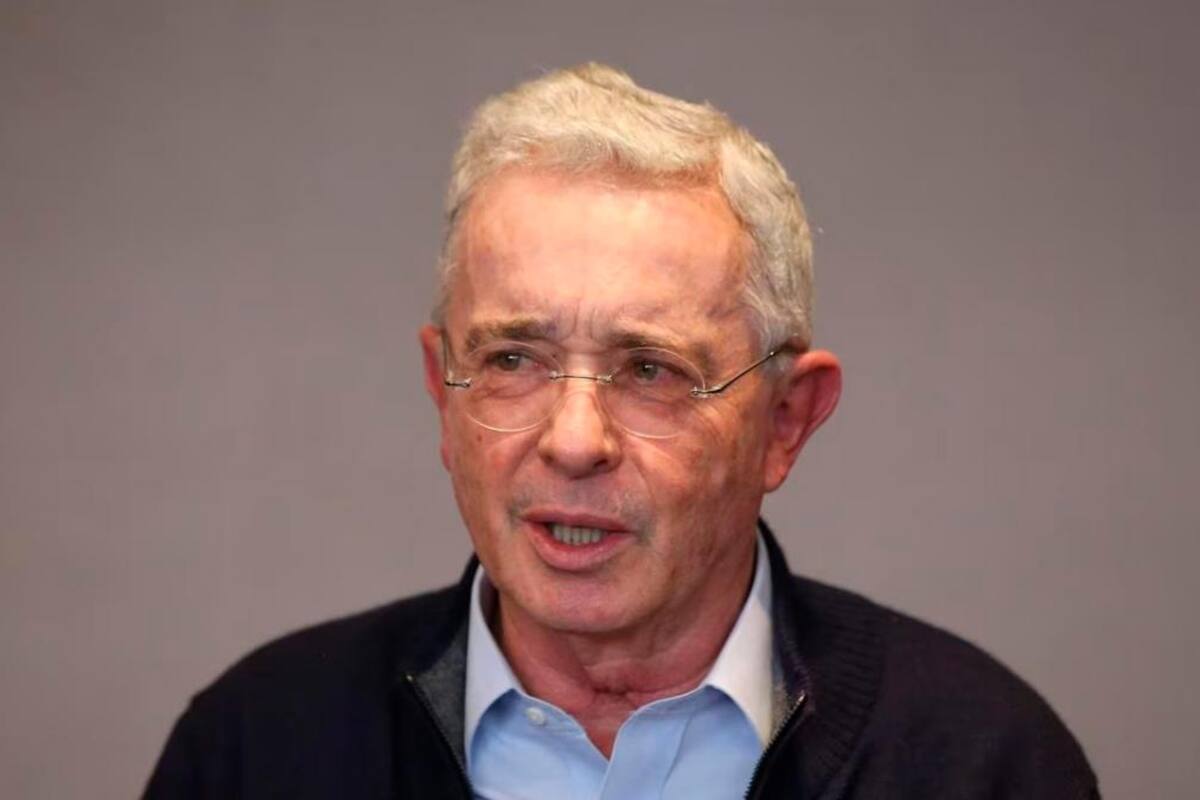 Un nuevo dardo de Uribe a Petro por tema Sanitas y Cruz verde