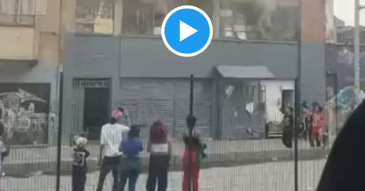 Fuerte incendio en edificio de la Caracas causa emergencia y tráfico en Bogotá