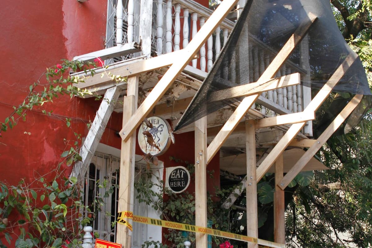 Empleadas se quejan: bloquean entrada de reconocido restaurante en el Centro