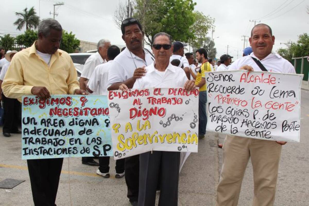 Los manifestantes con distintas pancartas y consignas exigieron su derecho al trabajo. Kailline Giraldo Bejarano