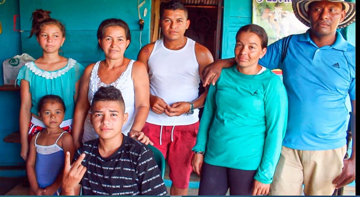 Haciendo la ‘V’ de victoria, William Andrés Gil Gil, de 17 años, trasplantado de corazón, y detrás su familia: la menor María Sofía Gil Oyola , Yorledis Gil Gil, María Leticia Gil Echavarría (madre de William), Amado de Jesús, Blanca Nevis y Wilberto Antonio Martínez Care. //Cortesía Coosalud.
