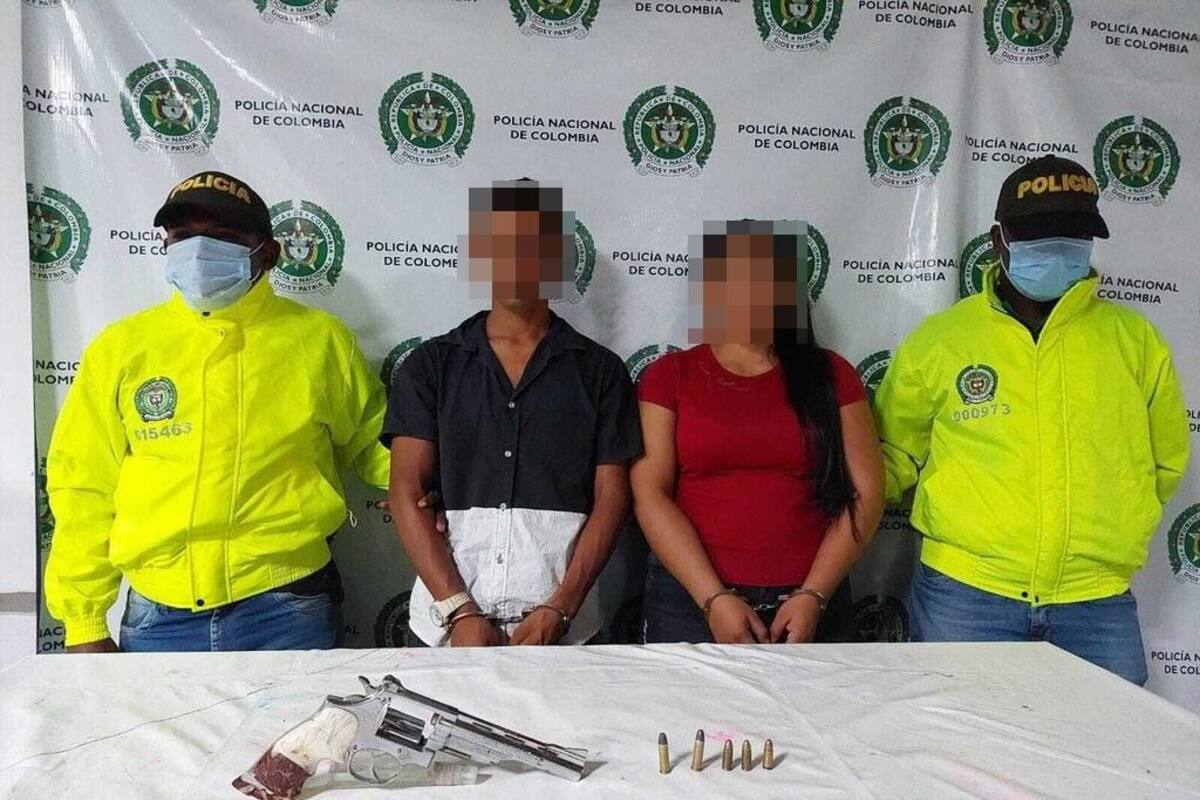 Descubren a pareja con arma de fuego y le dictan detención domiciliaria