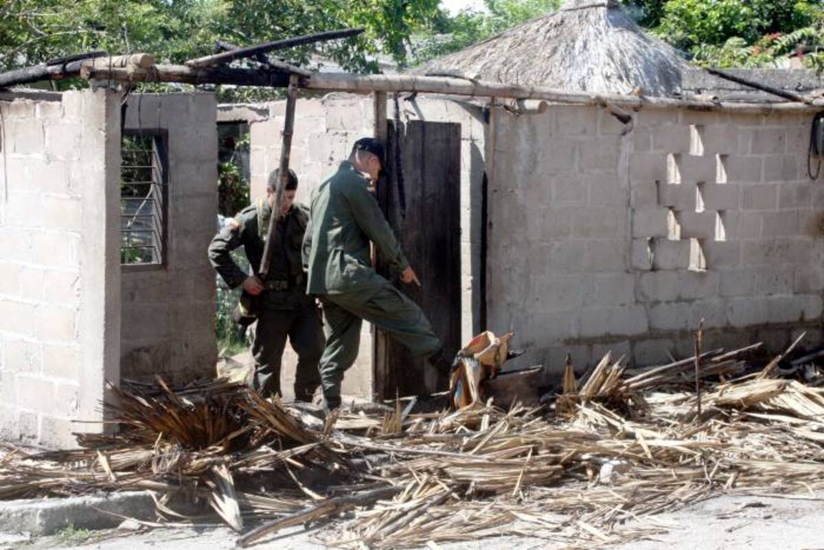 La casa de esquina fue consumida por el fuego y la única persona que estaba en su interior, una mujer de más o menso 80 años, se salvó milagrosamente.