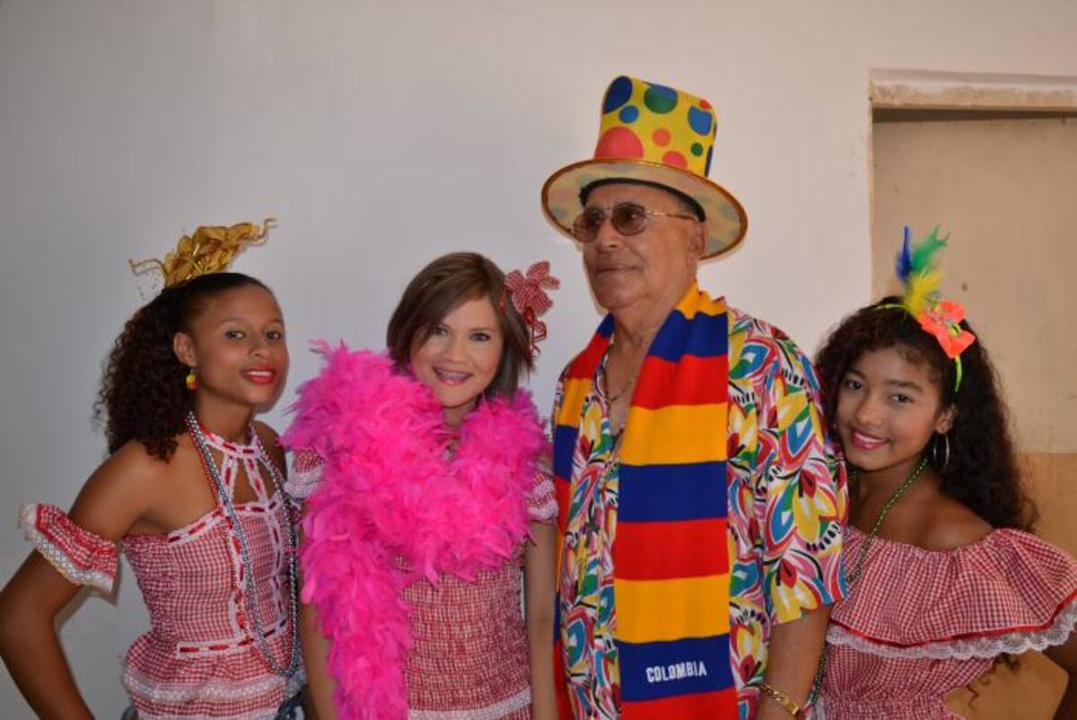 Yenis Miranda (reina del barrio Cañito), Zayira Barrios (reina central), Orlando Sarmiento (Rey Momo de Soplaviento) y Yackelin Julio (reina de Ciudadela 2000). CORTESÍA
