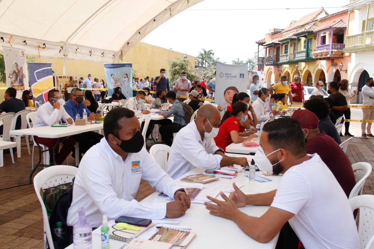 Decenas de empresarios cartageneros acudieron a la jornada financiera de la línea especial de crédito. // zenia valdelamar-eu