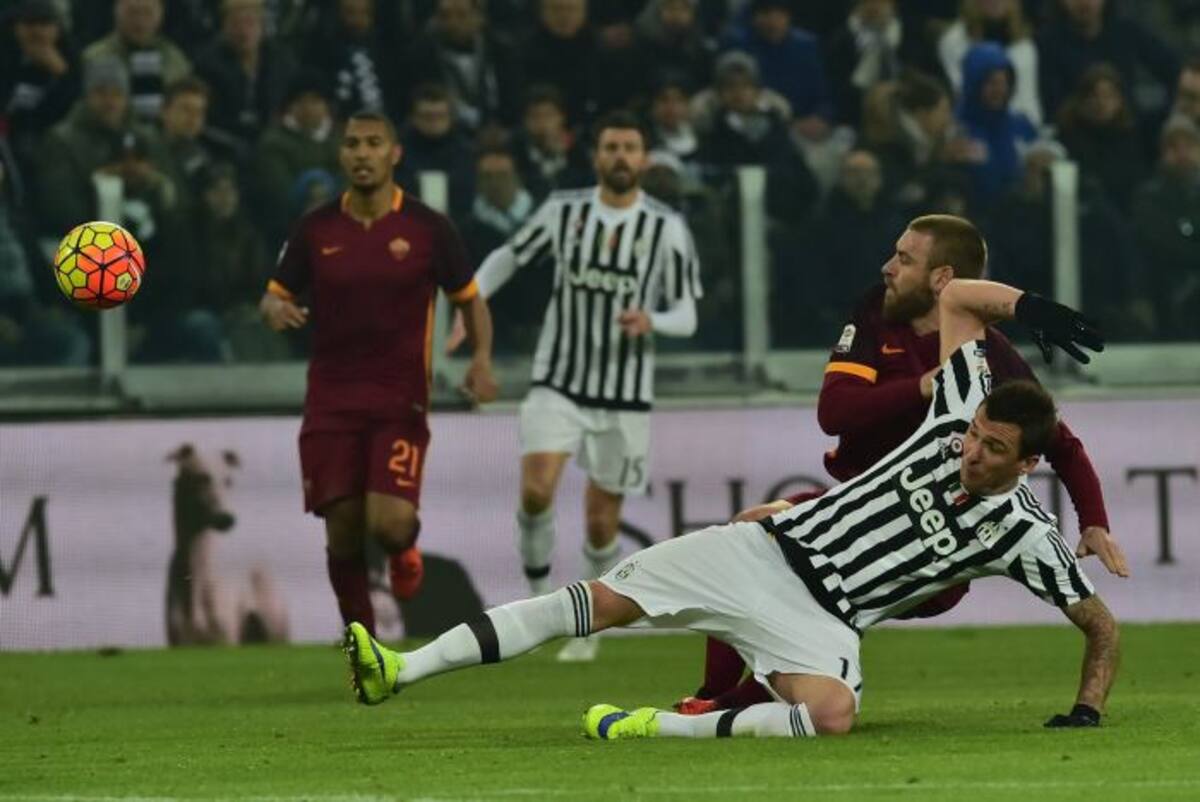 De Rossi y Mandzukic disputan un balón dividido. AFP GIUSEPPE CACACE