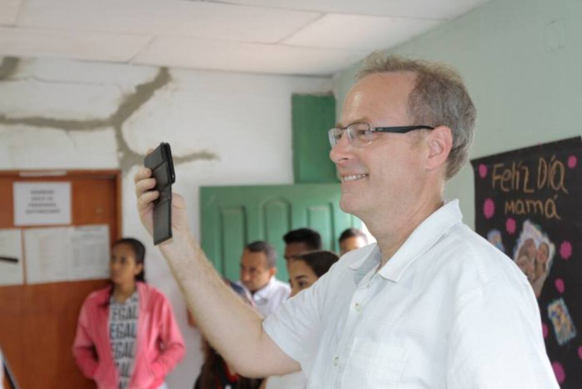 El gran director Dr Ross Walter, en un instante de los talleres magistrales en el barrio El Milagro, con el Semillero de niños y jóvenes músicos de Cartagena. Luis Eduardo Herrán-El Universal