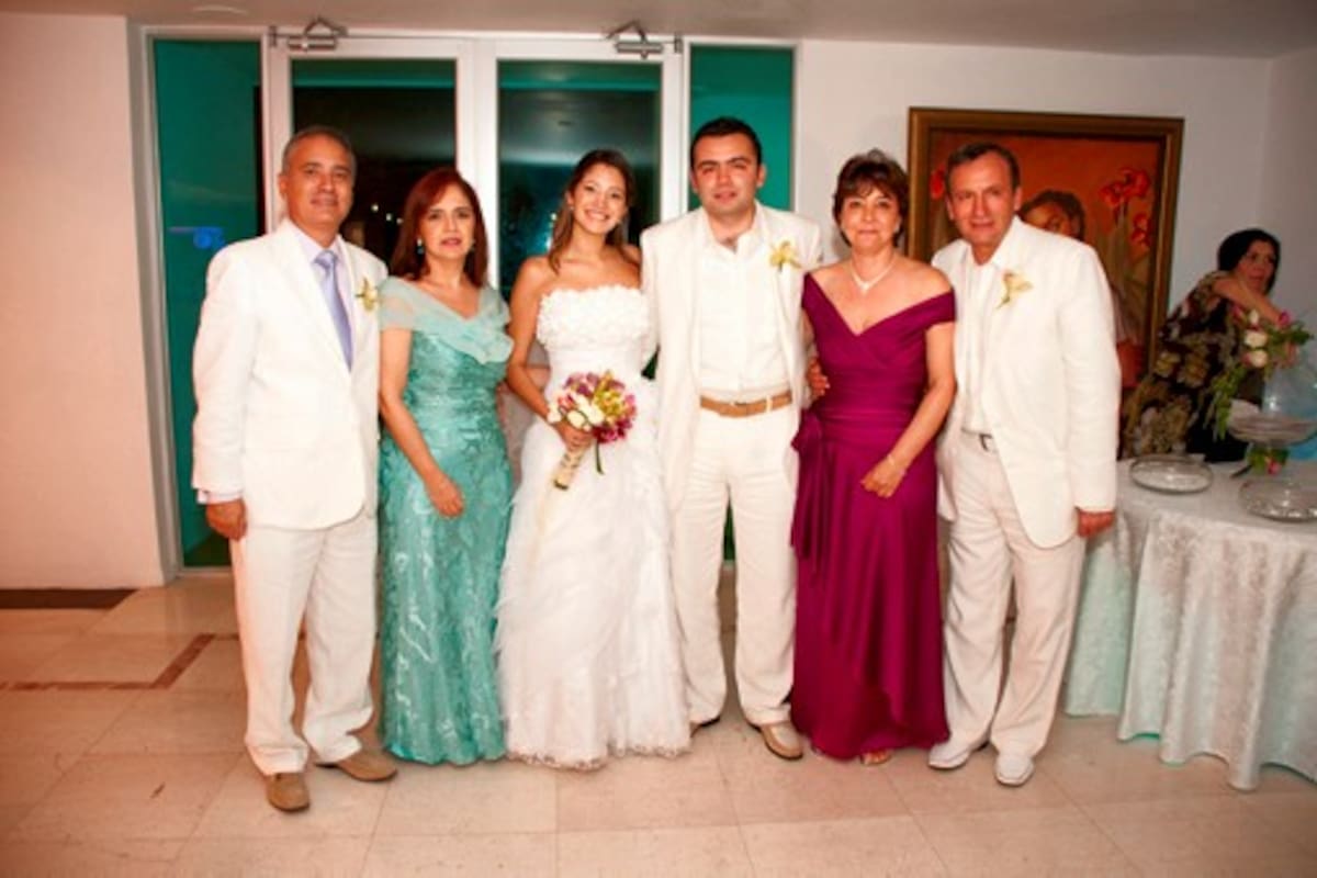 Jorge Rico, Margarita González, los recién casados, María Carolina González, Andrés Felipe Bernal; Luz Angela Montoya y José Bernal Calvo.