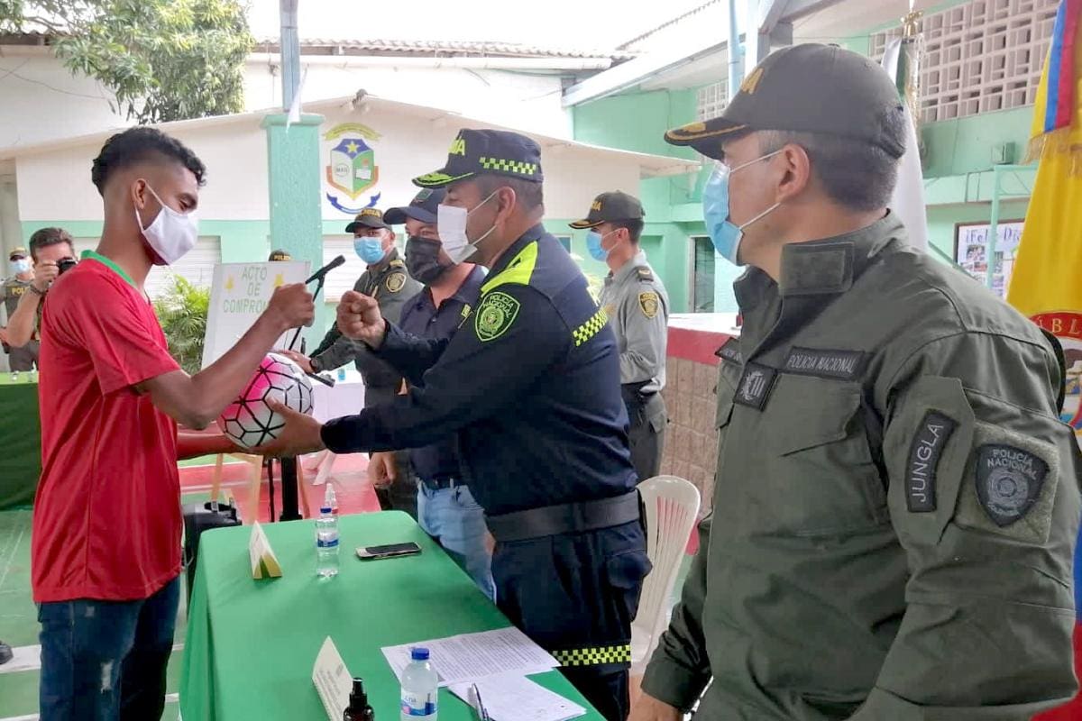 Jóvenes de Barranquilla intercambian sus armas por un balón