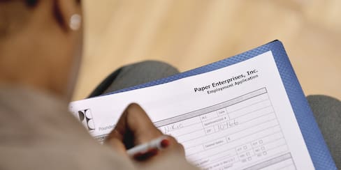 El desempleo en EE. UU. cae al 4,2% tras la creación de 57.000 empleos
