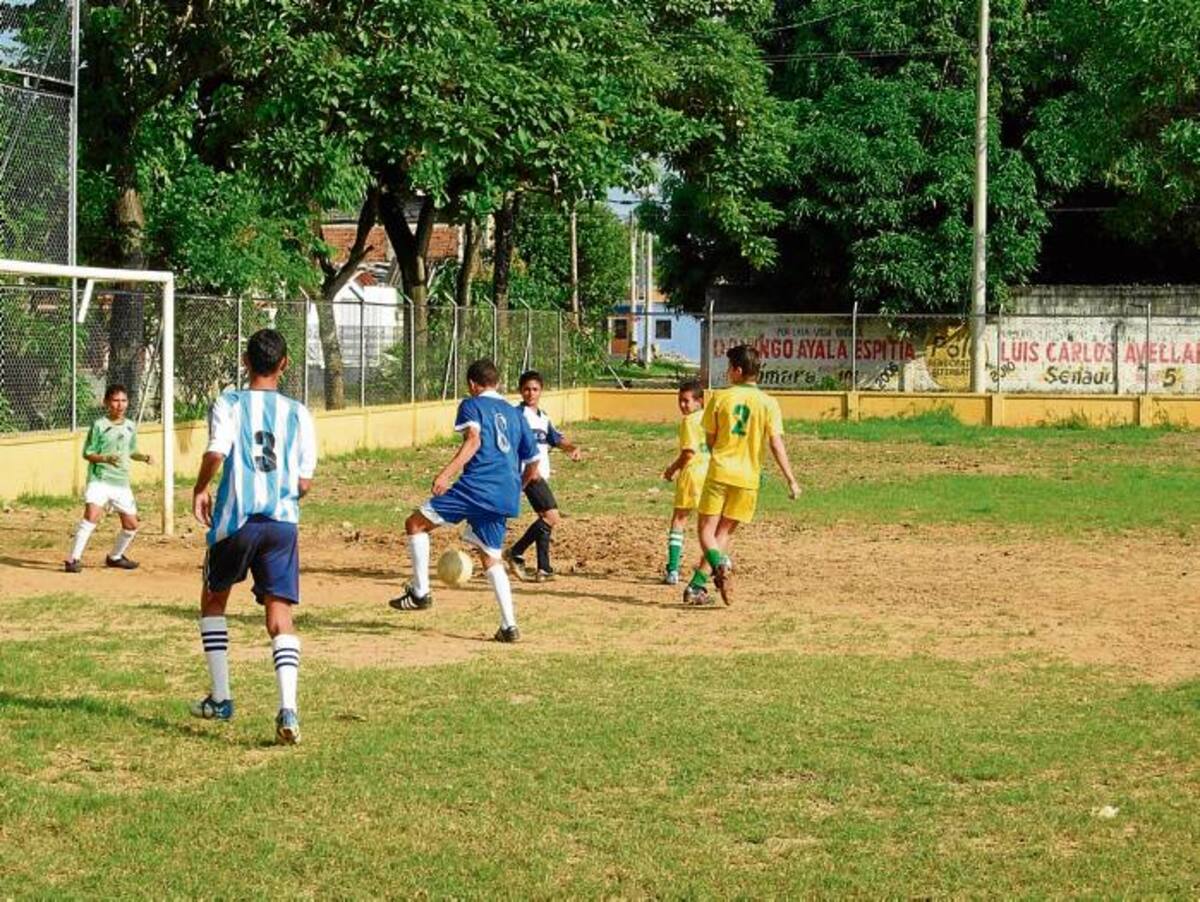 En el torneo participan equipos conformados por varios jóvenes y veteranos jugadores del departamento.