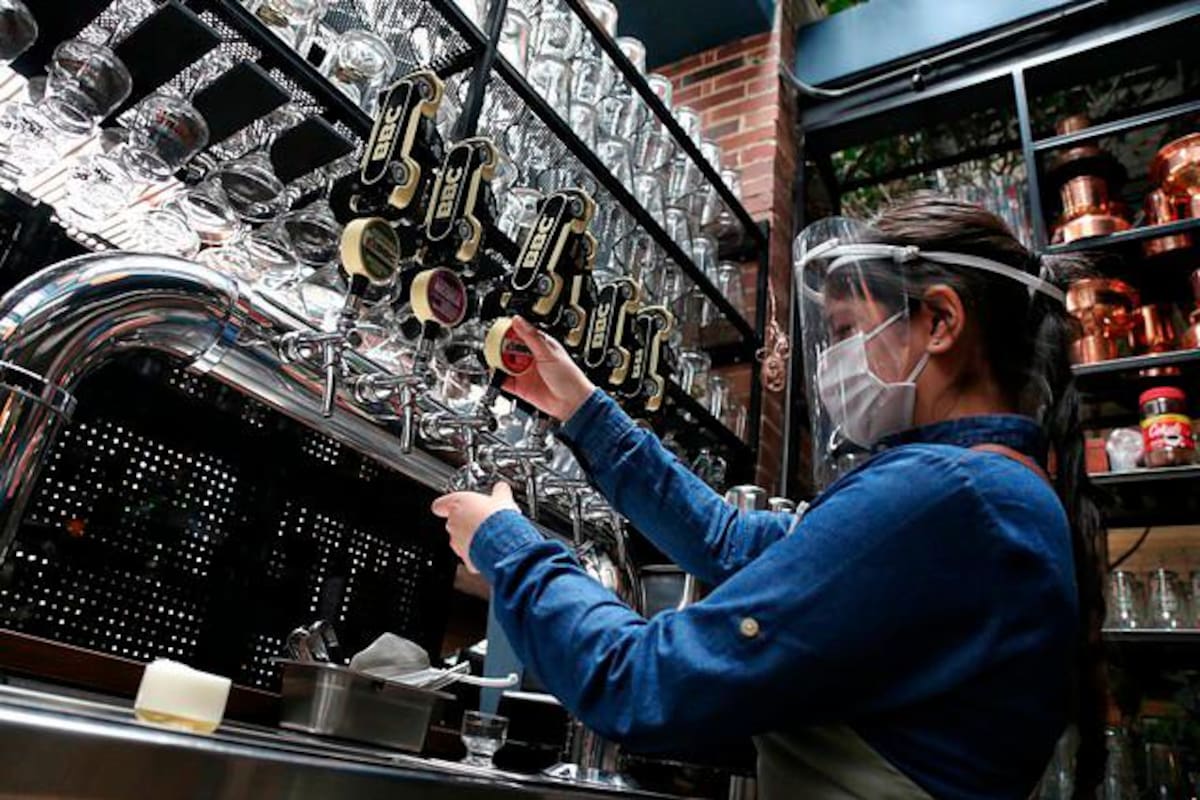 Estudiarán autorización de servicios en bares y restaurantes bajo techo