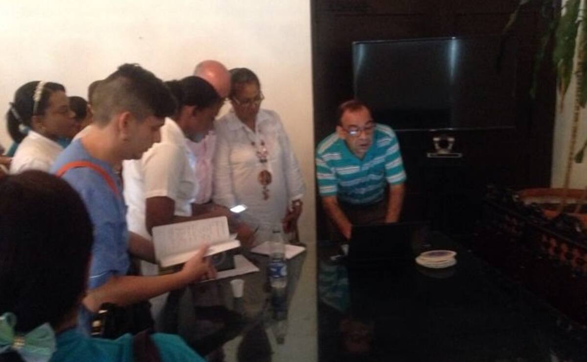 Orlando Castillo con datos de historias clínicas para revisar en Cartagena. EL UNIVERSAL