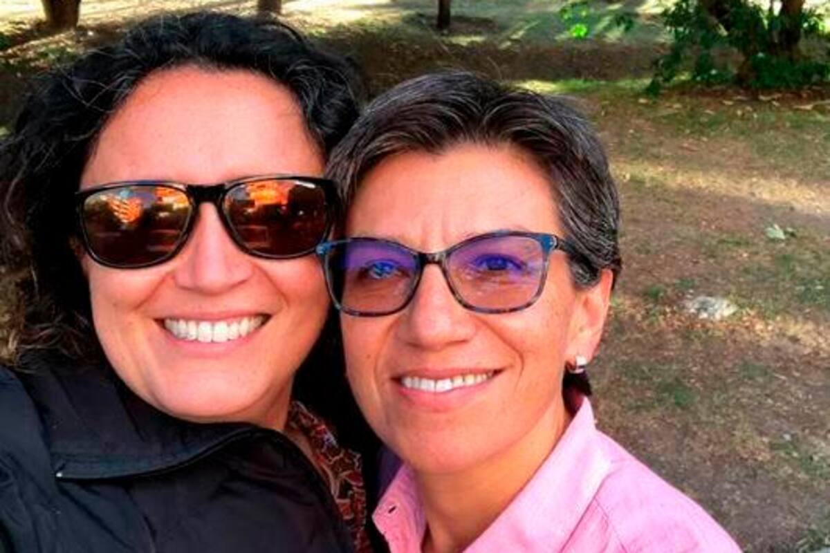 La primera foto de la boda de Claudia López y Angélica Lozano