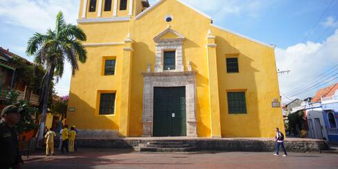 Restauran fachada de la Iglesia de la Santísima Trinidad en Getsemaní