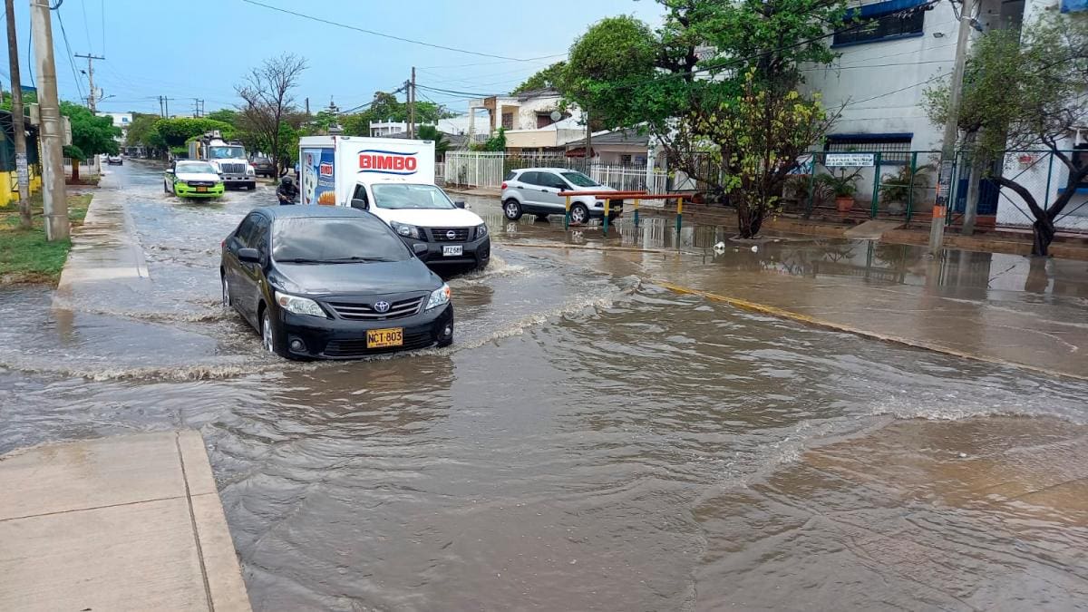 Calle inundada en Martínez Martelo. // Julio Castaño.