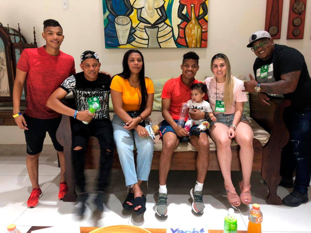 Su familia lo acompaña en Brasil. Rafael Barrios (hermano), Rafael Barrios (padre), Yarina Barrios (hermana), Wílmar Barrios, Antonela (hija), Emily (esposa) y Richard Barrios (tío). //cortesía