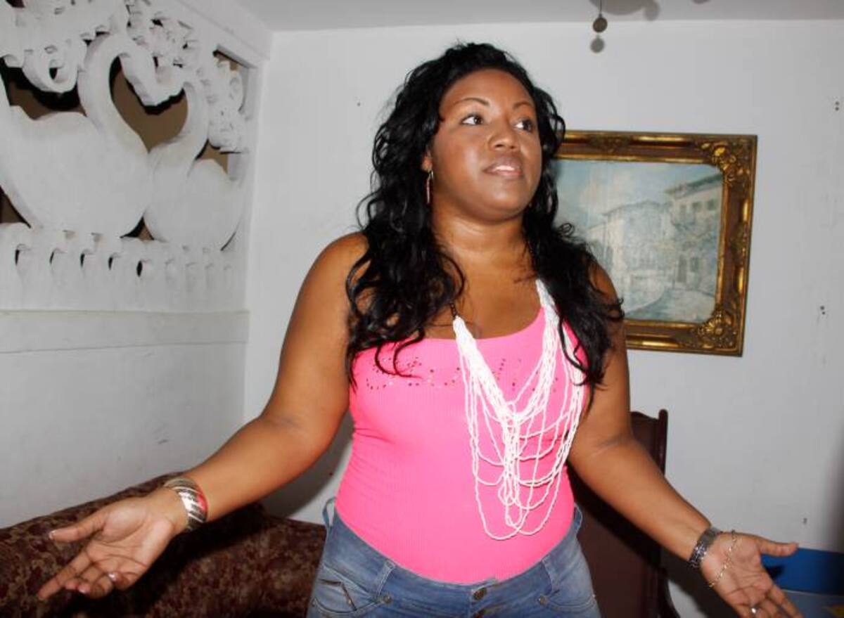 Carmen Medrano aun tiene en su billetera los 400 dólares en efectivo que portaba cuando iba a entrar a Argentina. La mujer dice que tenía otros 1.500 dólares en sus cuentas de ahorro y que con ese dinero iba a pasar 14 días en Buenos Aires. ZENIA VALDELAMAR - EL UNIVERSAL
