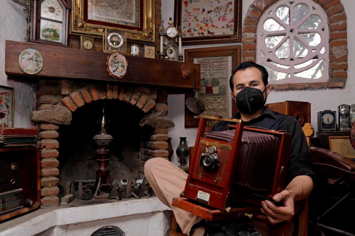 Domenikos Ruiz Muñoz junto una de las cámaras de su colección.