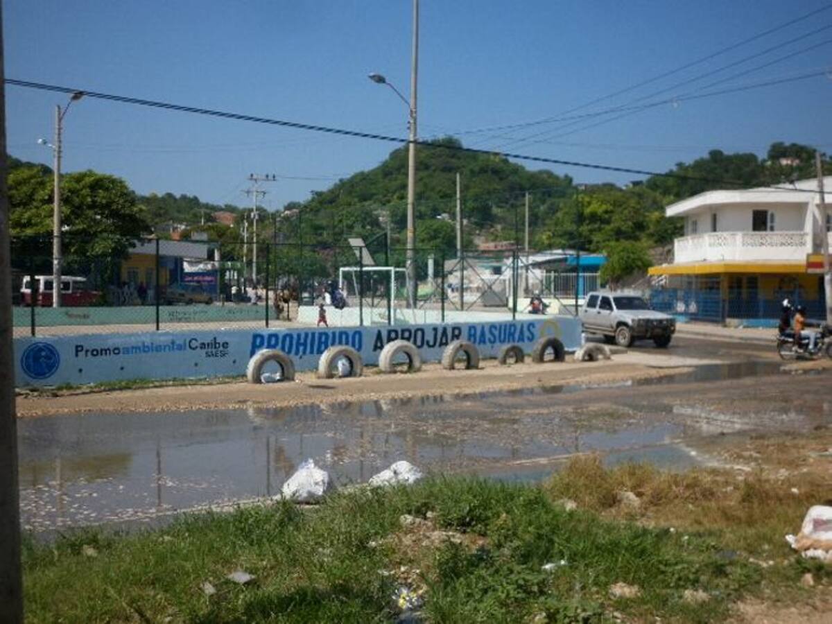 Con el apoyo de la empresa de aseo Promo Ambiental Caribe, realizaron un trabajo comunitario, con el fin de mitigar el impacto ambiental que causan los residuos sólidos expuestos en ese sitio. CORTESÍA