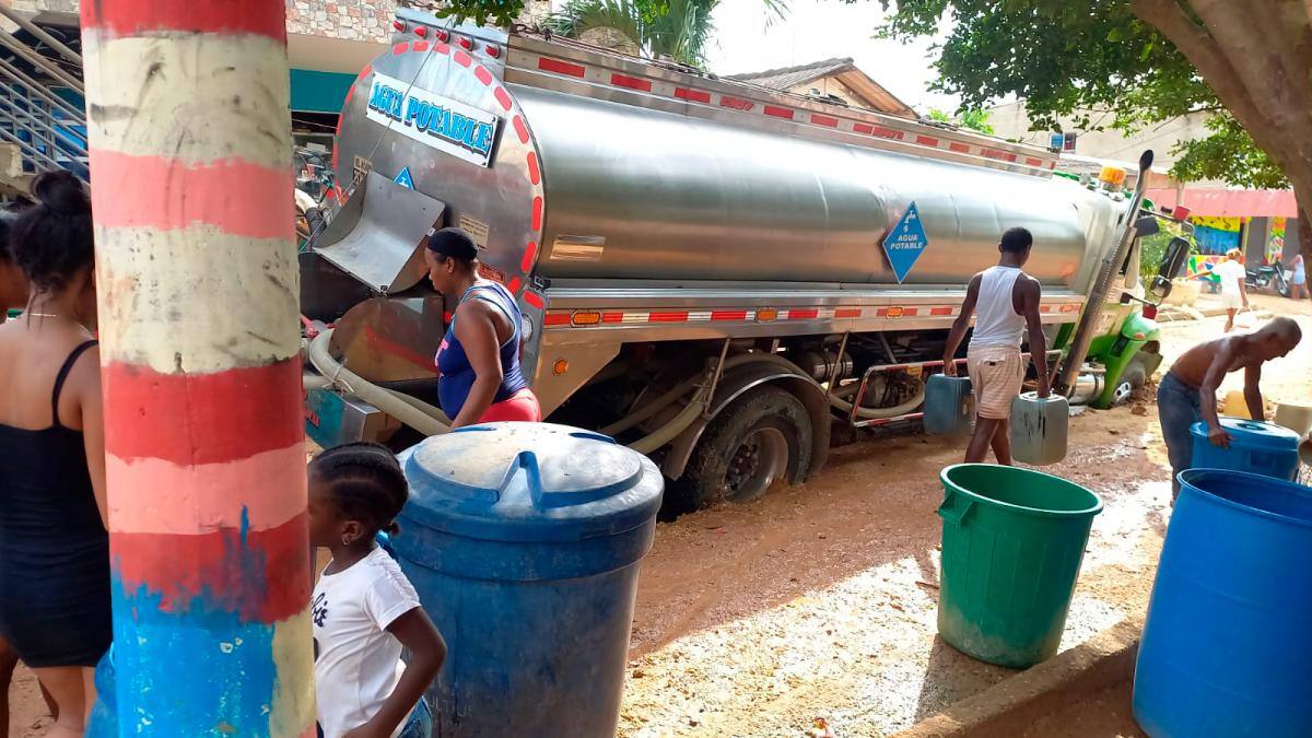 Los residentes del barrio La Candelaria, en Clemencia, denuncian los problemas generados por los trabajos de alcantarillado. //Fotos: Cortesía