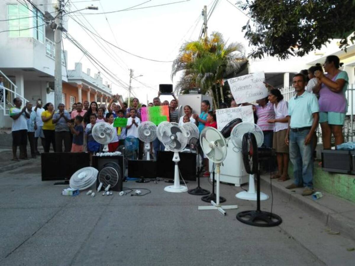 Protesta de habitantes de la calle El Tronco en Turbaco.