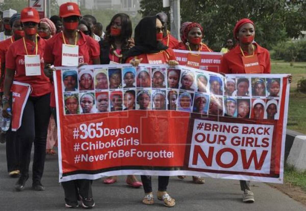Cientos de nigerianos se manifiestan el 13 de abril de 2015 en el primer aniversario del secuestro de un grupo de niñas en una escuela de Chibok, en Abuja (Nigeria) por parte del grupo yihadista Boko Haram. EFE- Archivo.