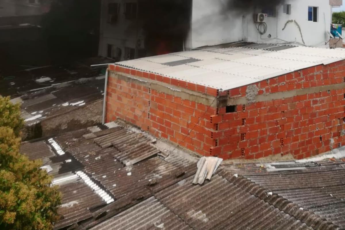 Bomberos atienden incendio en casa de Kevin Flórez