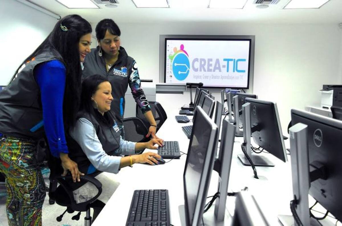 Al acto de inicio de la formación de los maestros asistieron la jefe de Innovación Educativa del MEN y la directora de CIER a nivel nacional, Arleth Patricia Saurith y la directora de la zona norte, Alba Zulay Cárdenas. En la foto están acompañadas por Yini Paola Cárdenas.