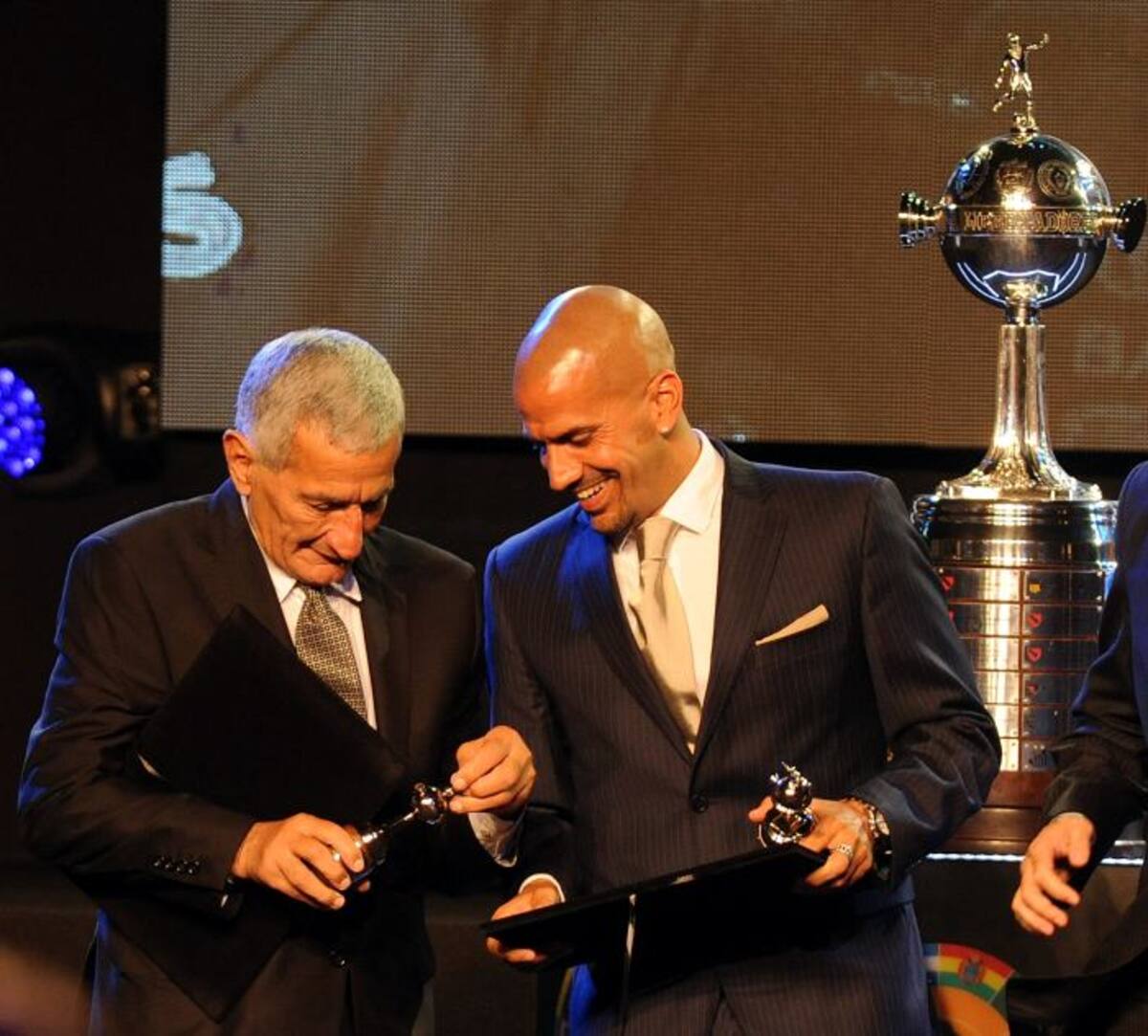 Los jugadores del fútbol argentino Juan Ramón Verón y su hijo Juan Sebastián Verón, ambos ex jugadores de Estudiantes de la Plata, recibieron un premio durante la Copa Libertadores. AFP NORBERTO DUARTE