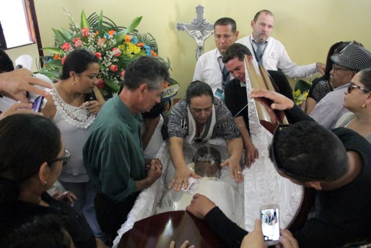 A esta hora es velado en la funeraria Los Angeles de Sincelejo,el cuerpo sin vida del maestro Calixto Ochoa. A las 5 de la tarde le haran un homenaje postumo. MANUEL SANTIAGO PÉREZ/EL UNIVERSAL/