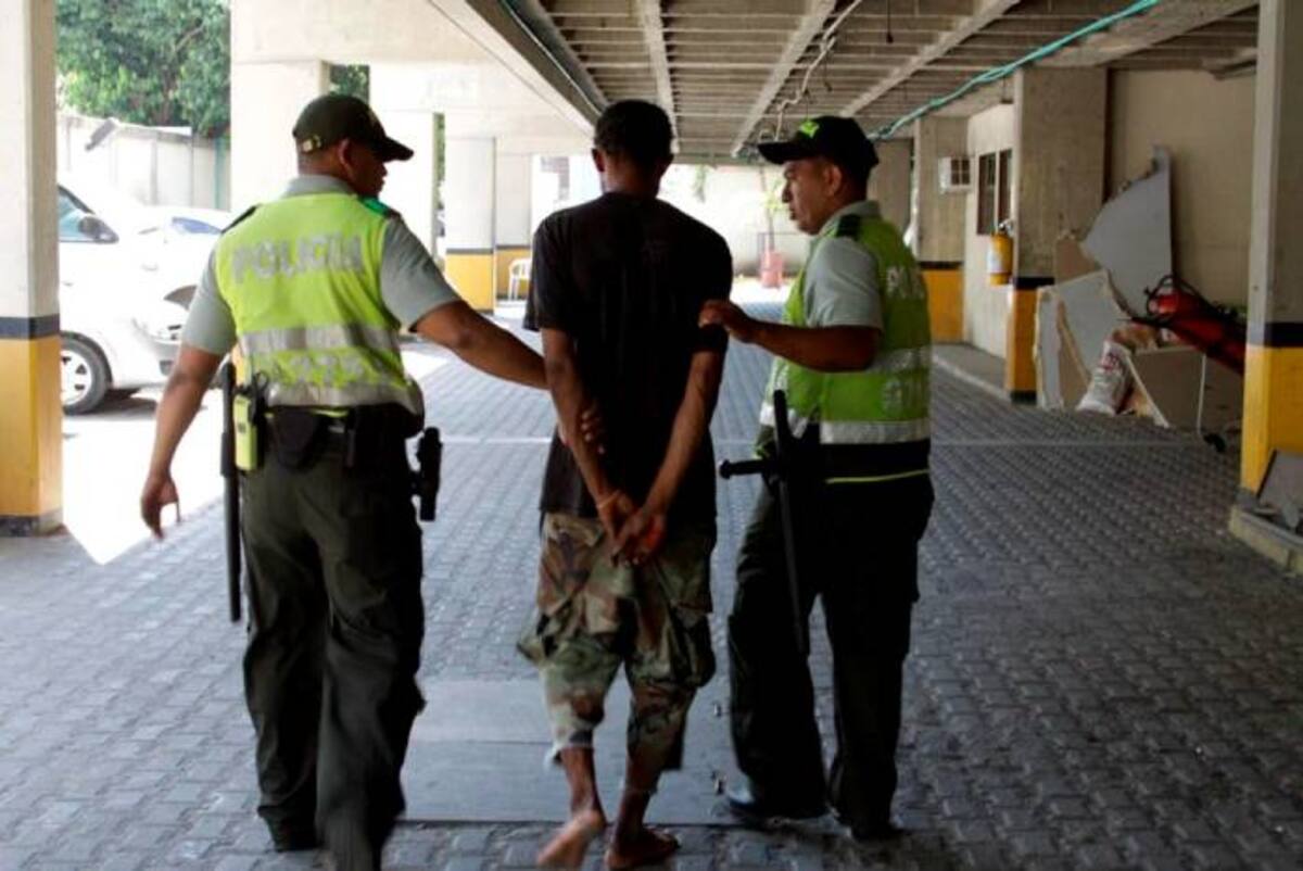 El hombre capturado con pistola de bengala modificada en arma de fuego fue puesto a disposición de la Fiscalía. Cortesía