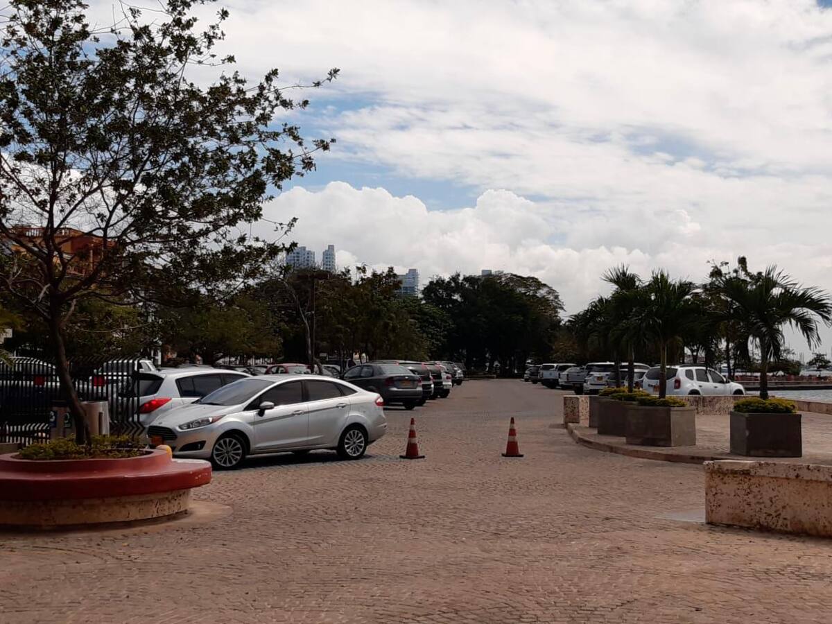 El parqueadero del Centro de Convenciones aún no había comenzado a ser adecuado para el Festifrito. // Foto: Luis Eduardo Herrán.