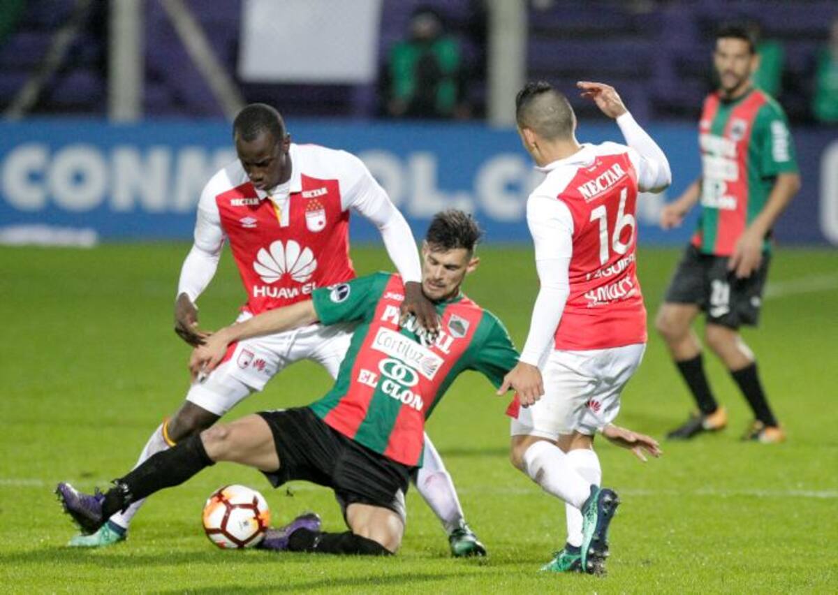 Independiente Santa Fe igualó sin goles ante Rampla Juniors, en el partido de ida por la segunda ronda de la Copa Sudamericana en Uruguay. AP.