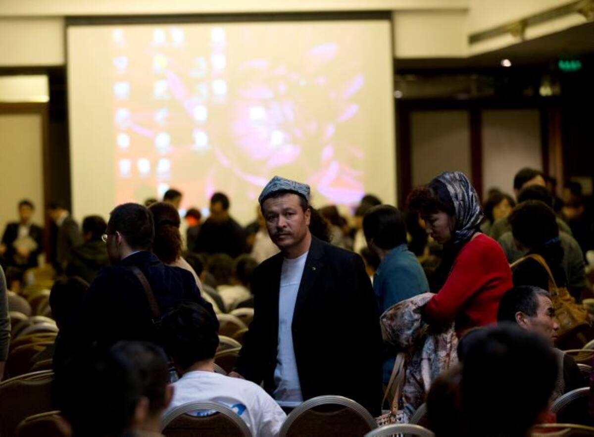 Familiares de los pasajeros del avión en la reunión que se realizó para dar información de las labores de búsqueda. AP Andy Wong